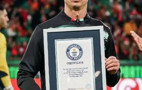 40岁C罗，射入第929球，现场获颁吉尼斯世界纪录证书