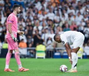 姆巴佩的现世报：两年前为钱摆皇马一道，如今踢球踢出精神问题