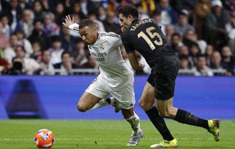 皇马1-2爆冷被绝杀，西甲最新积分榜出炉：巴萨赢球=6分领跑！